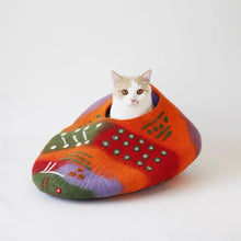 將圖片載入圖庫檢視器 CatsCity Hand Crafted Christmas Theme Cat Cave with Wool Lining

