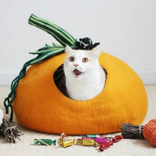 將圖片載入圖庫檢視器 CatsCity Hand Crafted Halloween Theme Pumpkin Shaped Cat bed with Wool Lining
